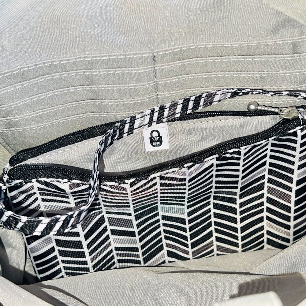 Baggallini Everywhere Bagg With RFID - Picture 6 of 7